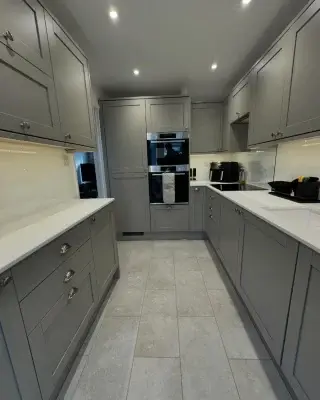 Kitchen fitted with acrylic worktops and splash backs #fpjcarpentry #howdens